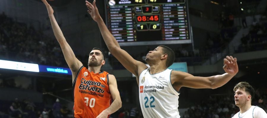 Tavares intentando evitar la canasta de Joan Sastre Tavares intentando evitar la canasta de Joan Sastre