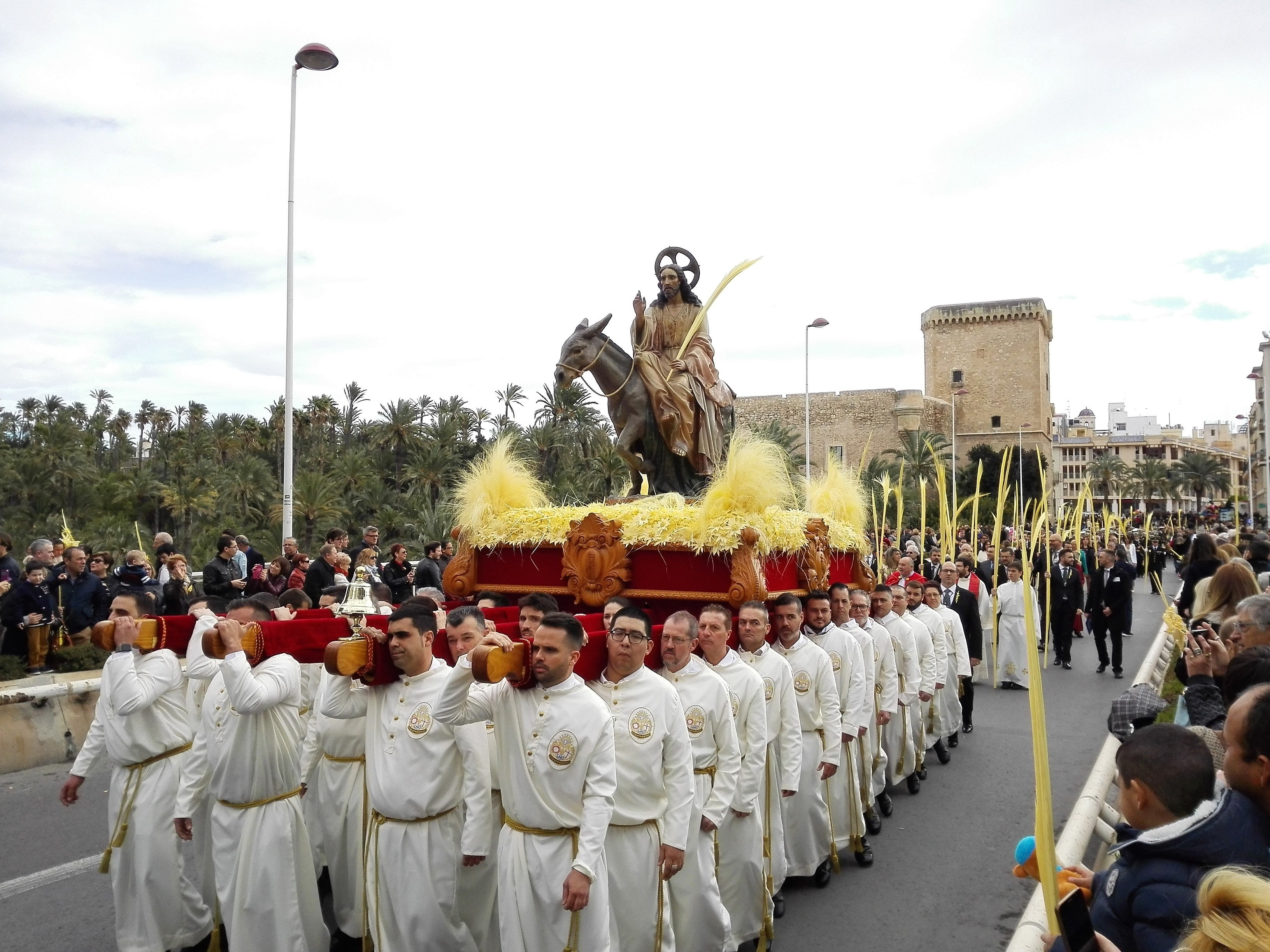 Ante la ausencia de sol, las palmas blancas iluminan el inicio de la Semana Santa en Elche Ante la ausencia de sol, las palmas blancas iluminan el inicio de la Semana Santa en Elche