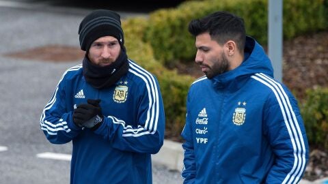 Messi charla con Ag&uuml;ero durante un entrenamiento de Argentina