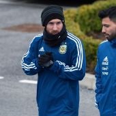 Messi charla con Agüero durante un entrenamiento de Argentina