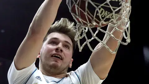 Doncic hace un mate contra el Valencia Doncic hace un mate contra el Valencia