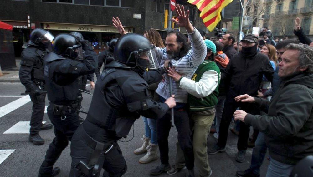 Tensión en las inmediaciones de la Delegación del Gobierno de Barcelona