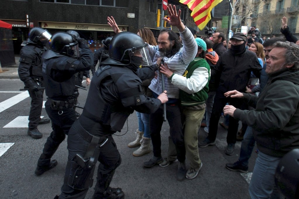 Tensión entre los manifestantes y los Mossos durante la concentración frente a la Delegación del Gobierno Tensión entre los manifestantes y los Mossos durante la concentración frente a la Delegación del Gobierno
