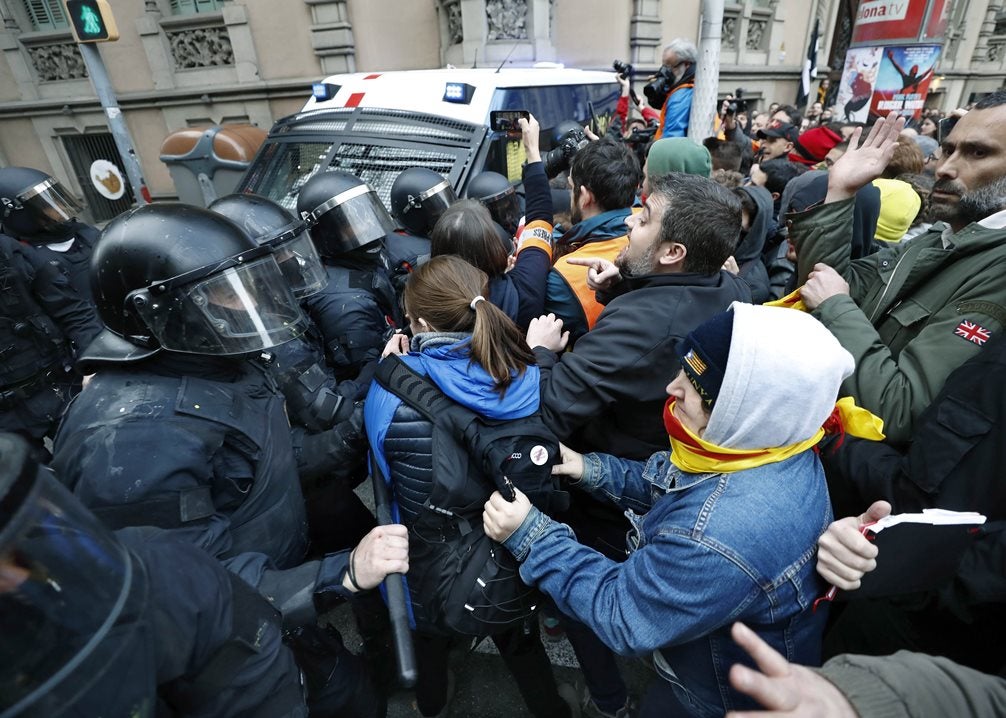 Nueve detenidos y 100 heridos en las protestas en Cataluña contra la detención de Puigdemont Nueve detenidos y 100 heridos en las protestas en Cataluña contra la detención de Puigdemont