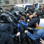Tensión en la concentración frente a la Delegación del Gobierno en Barcelona