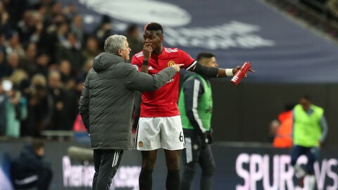 Mourinho habla con Pogba durante un partido