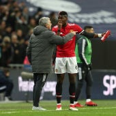 Mourinho habla con Pogba durante un partido