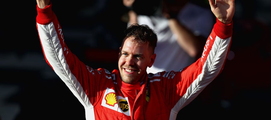 Sebastian Vettel festeja una victoria Sebastian Vettel festeja una victoria