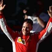 Sebastian Vettel festeja una victoria Sebastian Vettel festeja una victoria