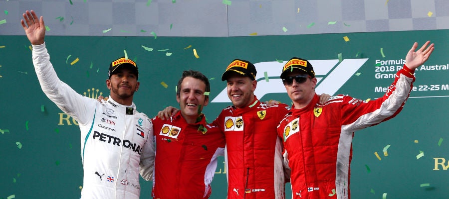 Iñaki Rueda, entre Hamilton y Vettel en el podio del GP de Australia Iñaki Rueda, entre Hamilton y Vettel en el podio del GP de Australia