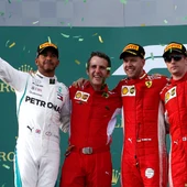 Iñaki Rueda, entre Hamilton y Vettel en el podio del GP de Australia Iñaki Rueda, entre Hamilton y Vettel en el podio del GP de Australia