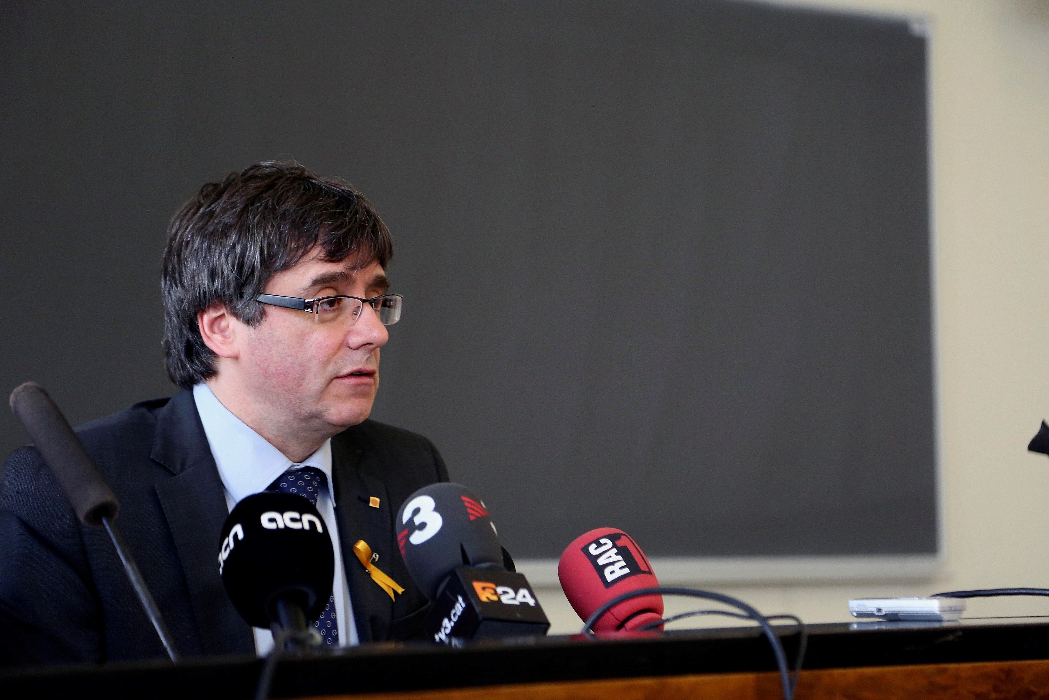 Interior denuncia ante la Audiencia Nacional a los mossos que acompañaban a Puigdemont cuando fue detenido Interior denuncia ante la Audiencia Nacional a los mossos que acompañaban a Puigdemont cuando fue detenido