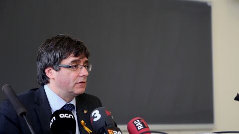 El expresidente catal&aacute;n Carles Puigdemont durante la rueda de prensa ofrecida tras pronunciar una conferencia en la Universidad de Helsinki, el pasado viernes