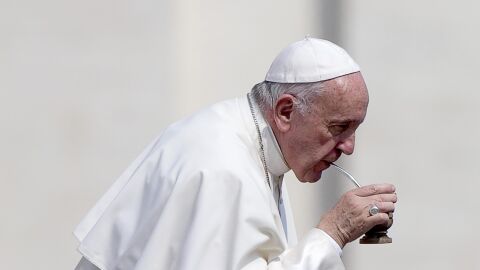 El papa Francisco bebe mate tras su audiencia general de los mi&eacute;rcoles en la plaza de San Pedro, El Vaticano. 