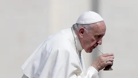 El papa Francisco bebe mate tras su audiencia general de los miércoles en la plaza de San Pedro, El Vaticano. El papa Francisco bebe mate tras su audiencia general de los miércoles en la plaza de San Pedro, El Vaticano.