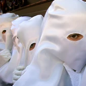 Los penitentes de una hermandad femenina, durante una procesión de Semana Santa Los penitentes de una hermandad femenina, durante una procesión de Semana Santa
