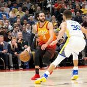 Ricky Rubio, ante Stephen Curry Ricky Rubio, ante Stephen Curry
