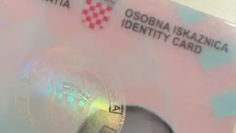 Detalle de algunos elementos de seguridad del documento falsificado localizado en Elche. SUCESOS