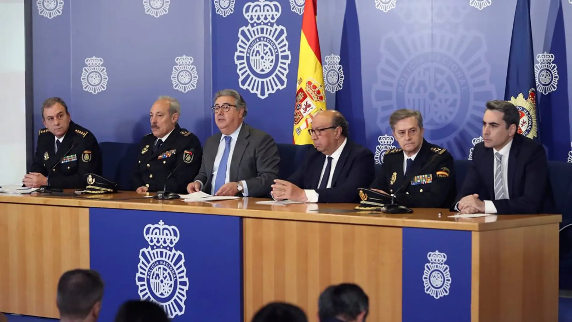El ministro del Interior, Juan Ignacio Zoido, junto al director de la Policía, Germán López , entre otros, durante la rueda de prensa