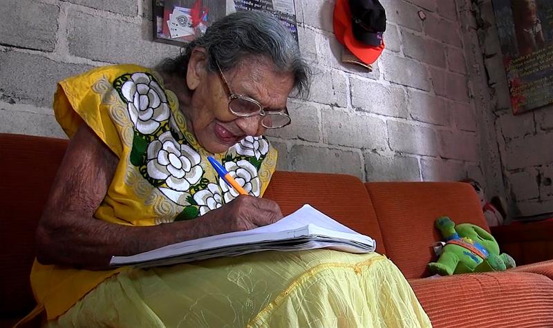 Lupita, la mexicana de 96 años que aprendió a leer tras no poder estudiar cuando era niña Lupita, la mexicana de 96 años que aprendió a leer tras no poder estudiar cuando era niña
