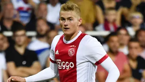 De Ligt, central del Ajax. De Ligt, central del Ajax.