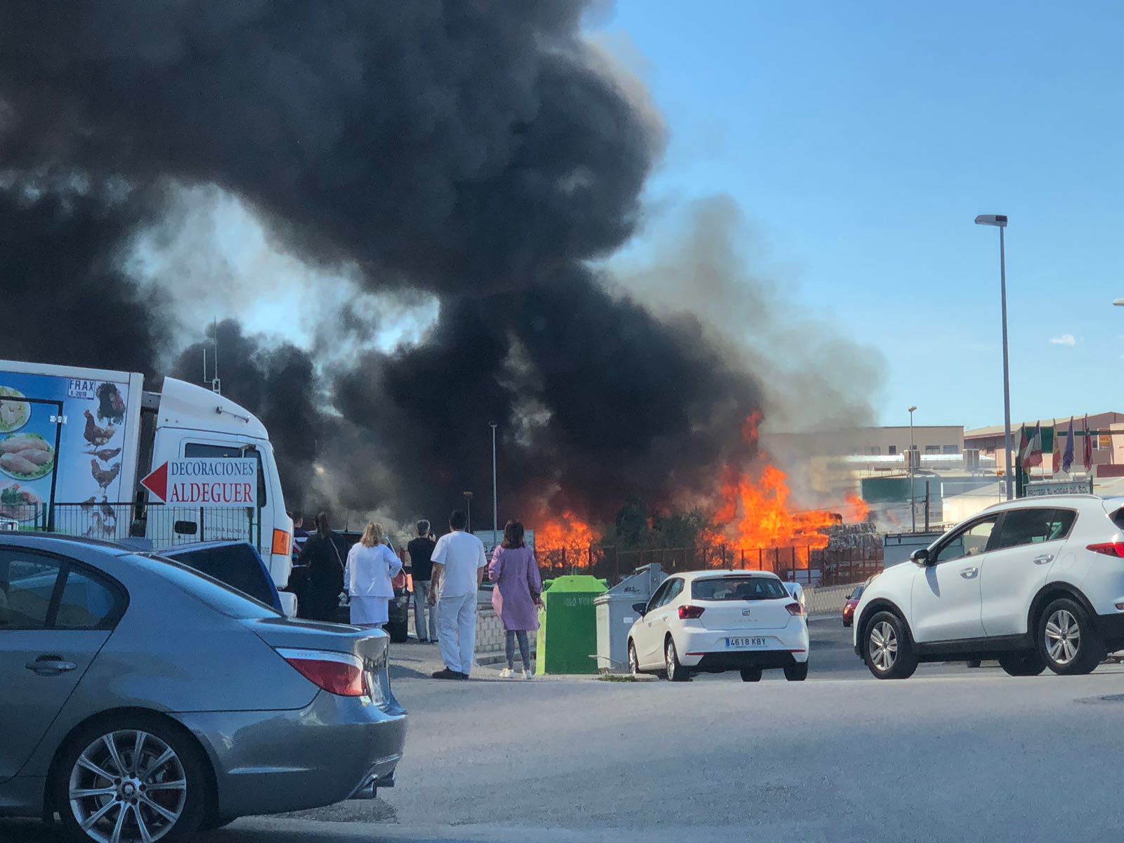 Un incendio en una empresa de recogida y reciclaje de materiales colapsa el Polígono de Carrús de Elche Un incendio en una empresa de recogida y reciclaje de materiales colapsa el Polígono de Carrús de Elche
