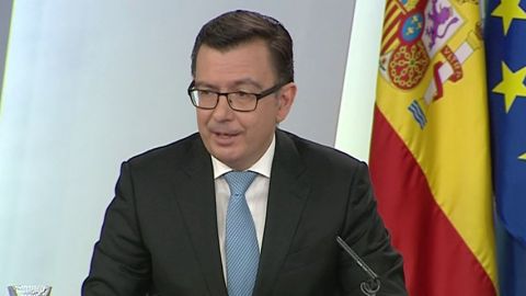 FRAME - El ministro de Econom&iacute;a, Rom&aacute;n Escolano