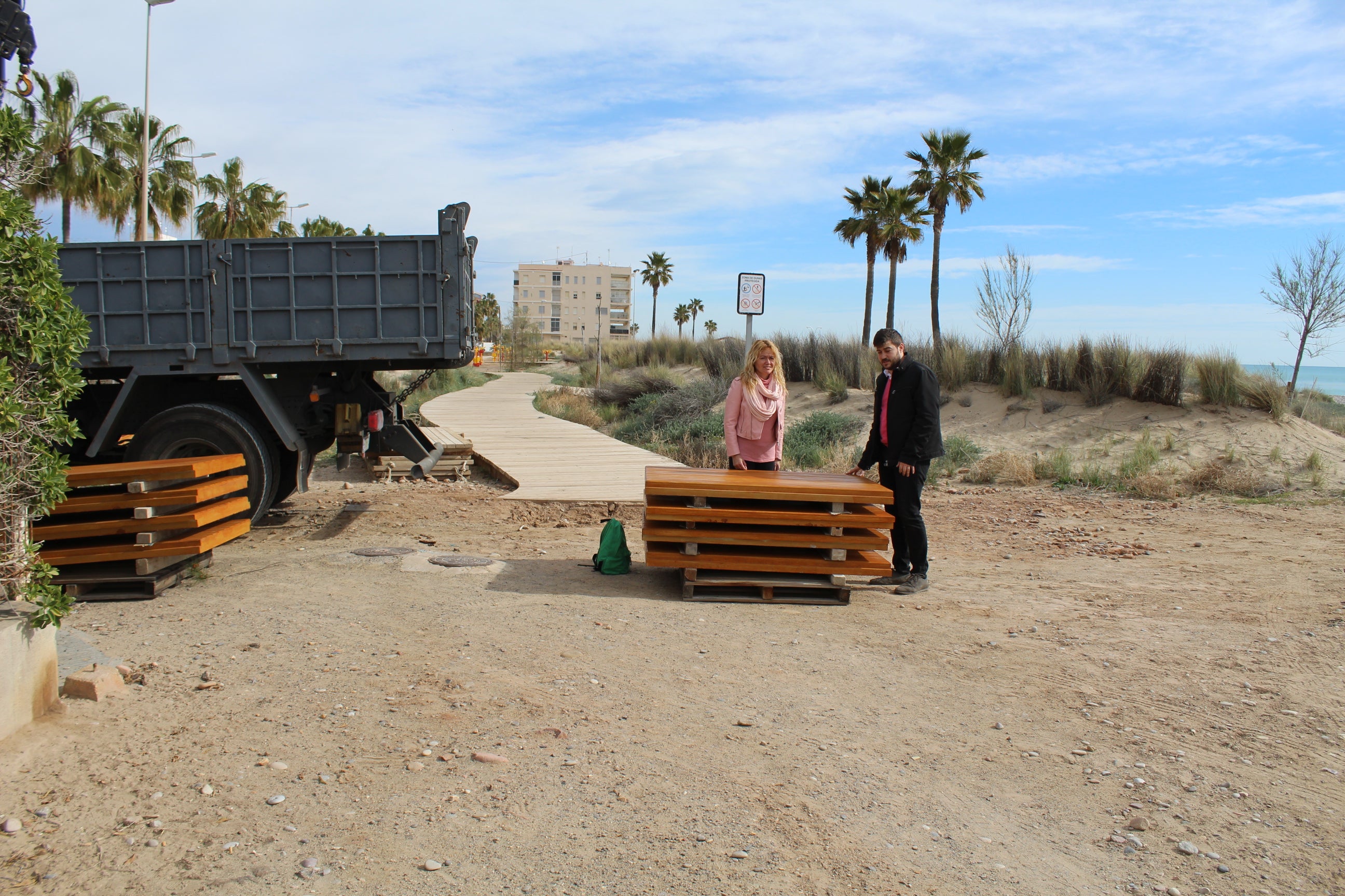 Nules utiliza nuevos materiales en pasarelas y bancos de la zona marítima Nules utiliza nuevos materiales en pasarelas y bancos de la zona marítima