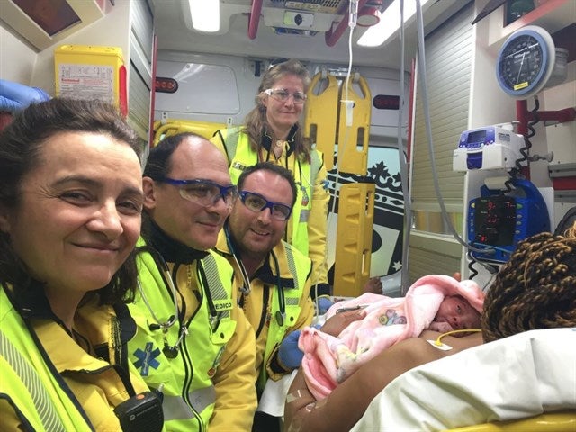 Una mujer de 38 años da a luz en el arcén de la M-30 madrileña Una mujer de 38 años da a luz en el arcén de la M-30 madrileña