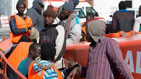 Los 34 varones de origen subsahariano rescatados a unas 24 millas al sur de Motril (Granada) Los 34 varones de origen subsahariano rescatados a unas 24 millas al sur de Motril (Granada)