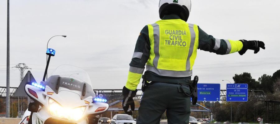 Guardia Civil de Tráfico en un control de carreteras Guardia Civil de Tráfico en un control de carreteras