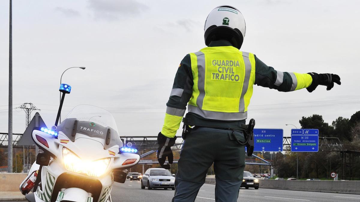 La Guardia Civil halla un millón de euros en metálico en una furgoneta accidentada y los ocupantes niegan ser sus dueños La Guardia Civil halla un millón de euros en metálico en una furgoneta accidentada y los ocupantes niegan ser sus dueños