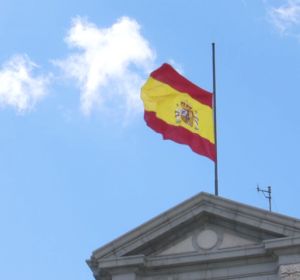 Banderas a media asta en los edificios militares Banderas a media asta en los edificios militares