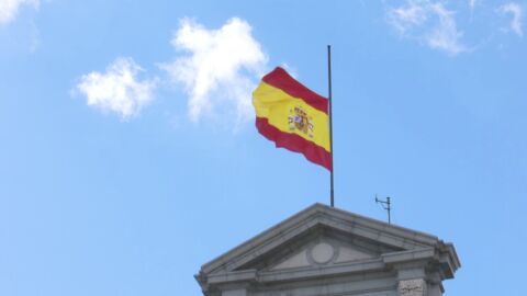 Banderas a media asta en los edificios militares