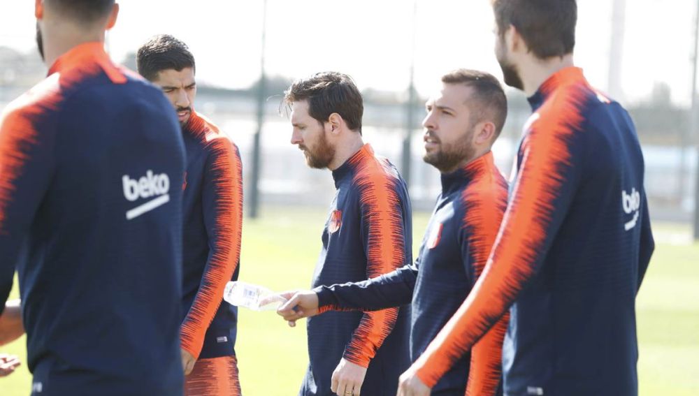 Messi, junto a sus compañeros
