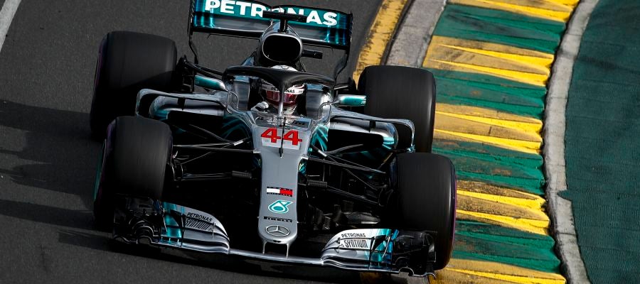 Lewis Hamilton pilota su Mercedes en Australia Lewis Hamilton pilota su Mercedes en Australia