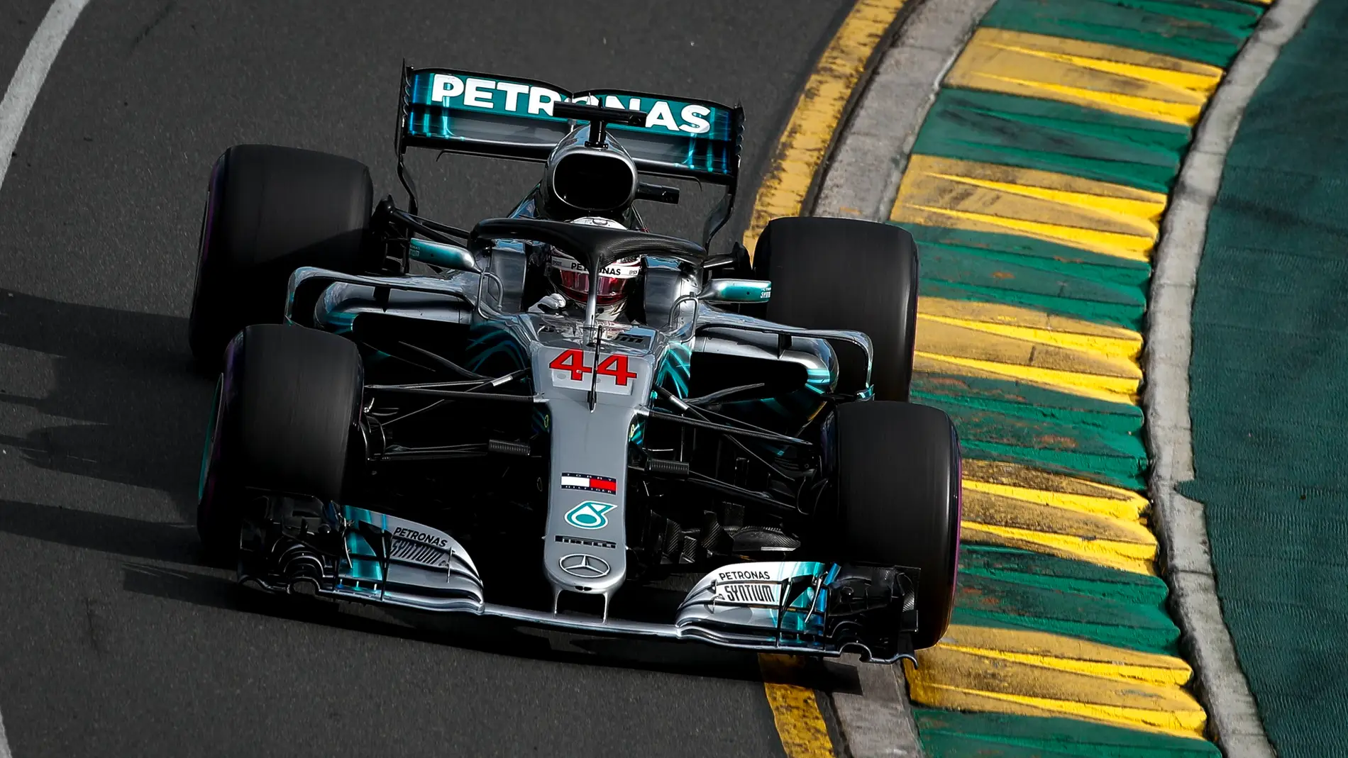 Lewis Hamilton pilota su Mercedes en Australia
