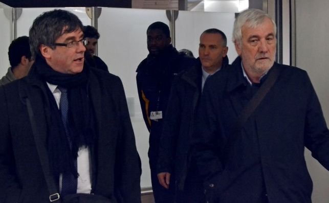 La Audiencia Nacional cita como imputados por encubrimiento a las cuatro personas que iban con Puigdemont cuando fue detenido en Alemania La Audiencia Nacional cita como imputados por encubrimiento a las cuatro personas que iban con Puigdemont cuando fue detenido en Alemania