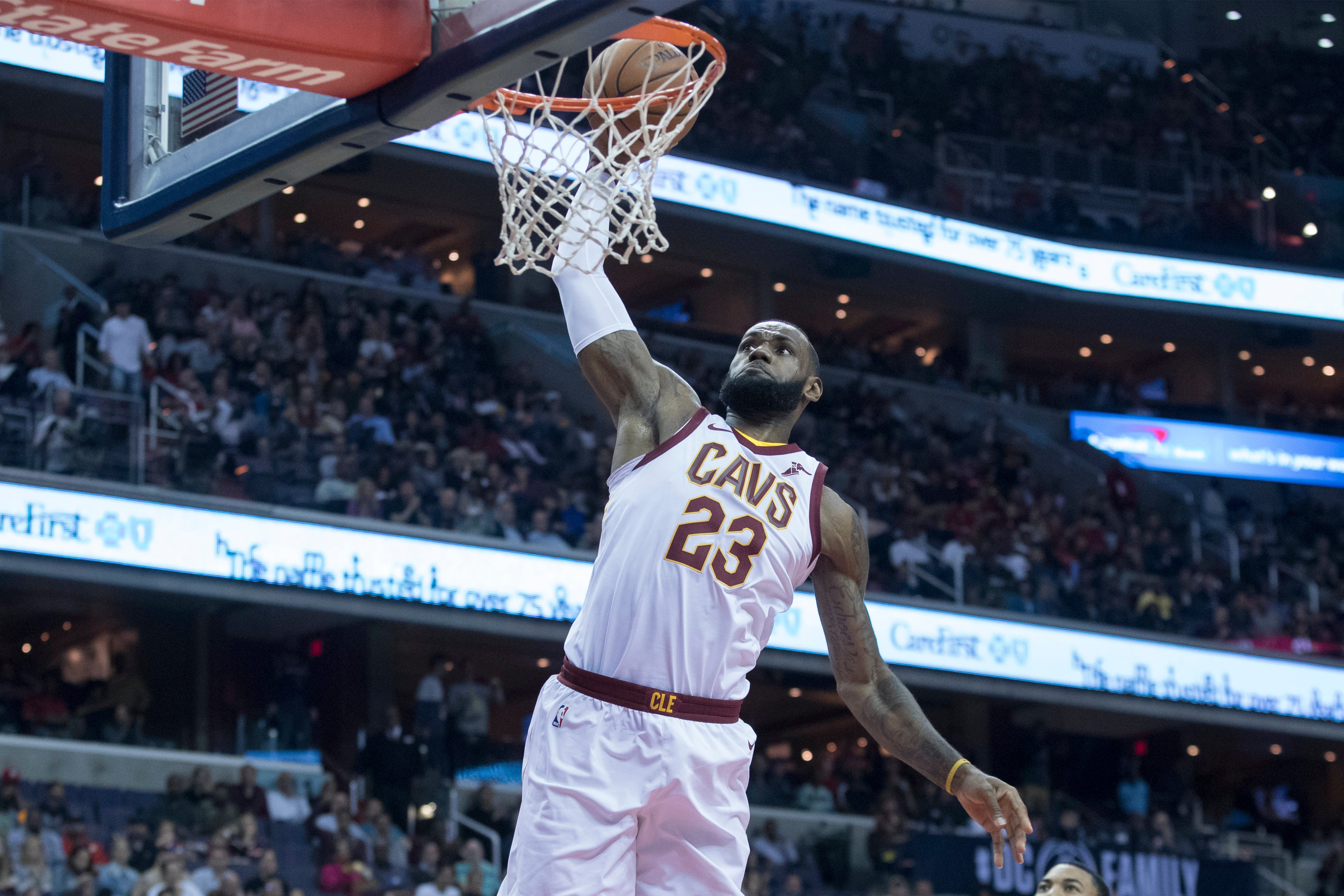 LeBron James iguala el récord de Michael Jordan: 886 partidos seguidos anotando al menos 10 puntos LeBron James iguala el récord de Michael Jordan: 886 partidos seguidos anotando al menos 10 puntos