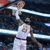 LeBron James anotando una canasta LeBron James anotando una canasta
