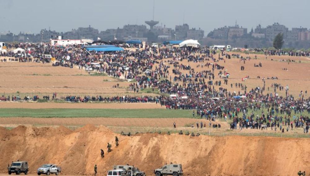Palestinos se reúnen en Gaza cerca de la frontera con Israel