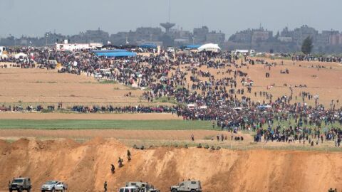 Palestinos se re&uacute;nen en Gaza cerca de la frontera con Israel