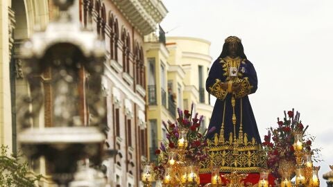 La imagen de Jes&uacute;s de Medinaceli sale de su bas&iacute;lica para procesionar por las calles de Madrid en la noche de Viernes Santo