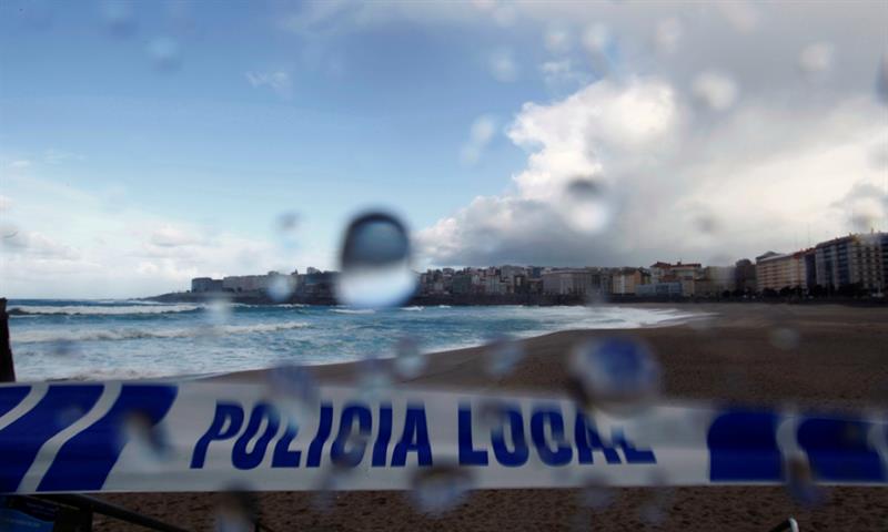 Buscan a una joven desaparecida en la playa coruñesa del Orzán tras ser arrastrada por el agua Buscan a una joven desaparecida en la playa coruñesa del Orzán tras ser arrastrada por el agua