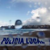 Vista de la playa del Orzán en A Coruña cerrada por la Policía Local a causa del mal tiempo