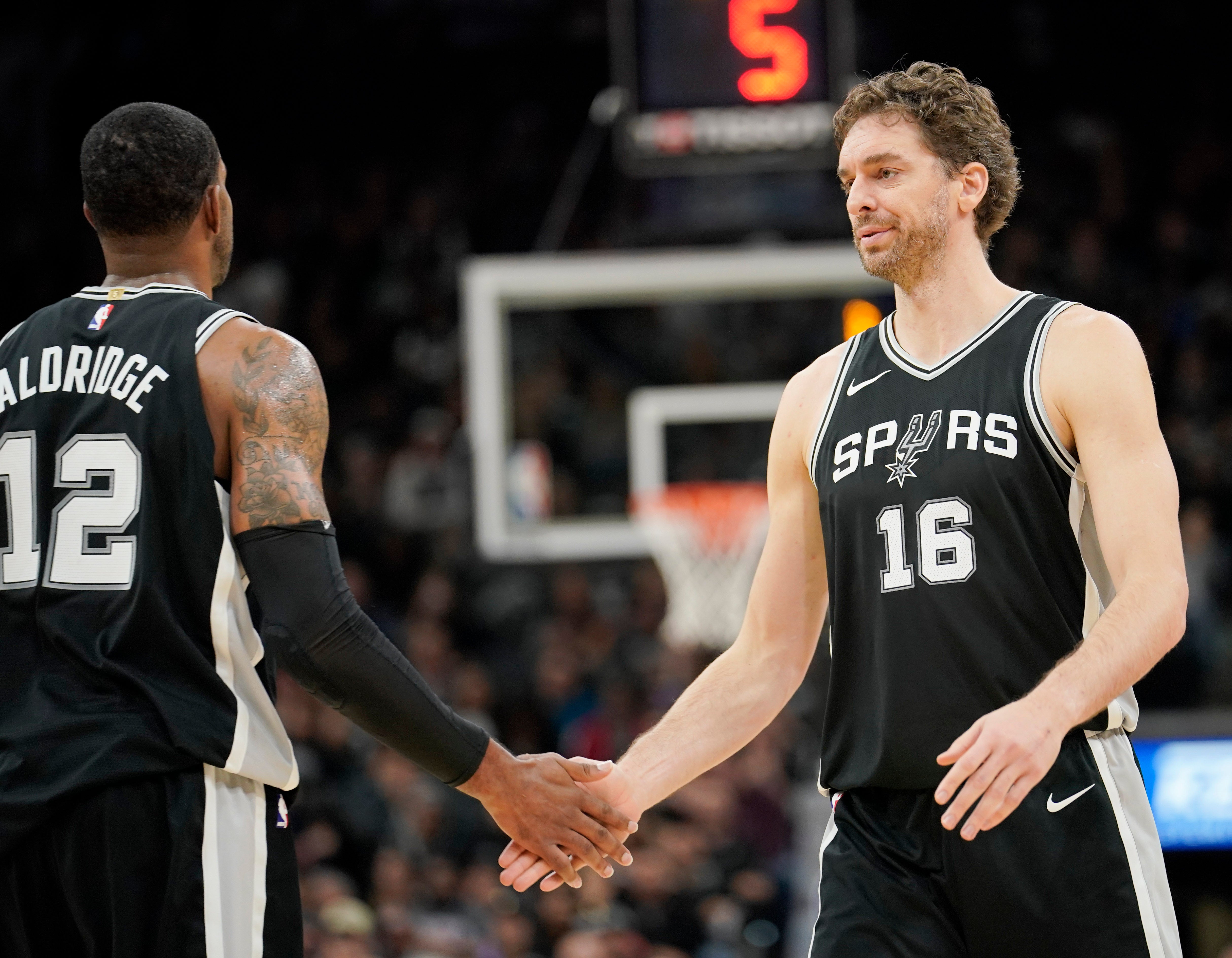 Pau Gasol regresa a la titularidad en la victoria de los Spurs ante los Thunder Pau Gasol regresa a la titularidad en la victoria de los Spurs ante los Thunder