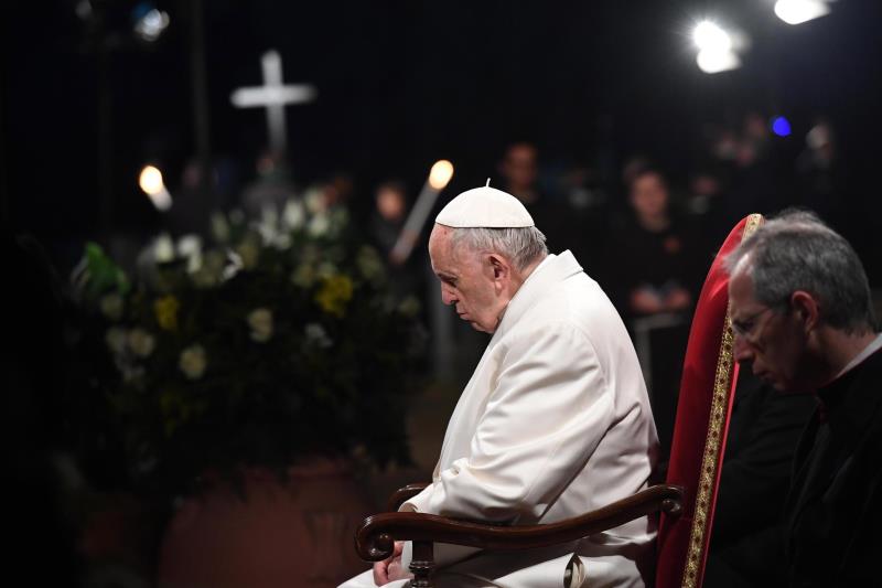 El Papa clama "vergüenza" ante un mundo fracturado por la guerra y "devorado por el egoísmo" El Papa clama "vergüenza" ante un mundo fracturado por la guerra y "devorado por el egoísmo"
