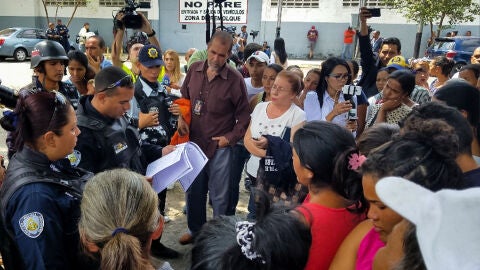 La Polic&iacute;a lee a los familiares la lista de supervivientes al incendio de una comisar&iacute;a