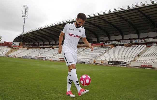 Pelayo Novo, jugador del Albacete, sufre varias fracturas tras caer desde un tercer piso en un hotel de Huesca Pelayo Novo, jugador del Albacete, sufre varias fracturas tras caer desde un tercer piso en un hotel de Huesca