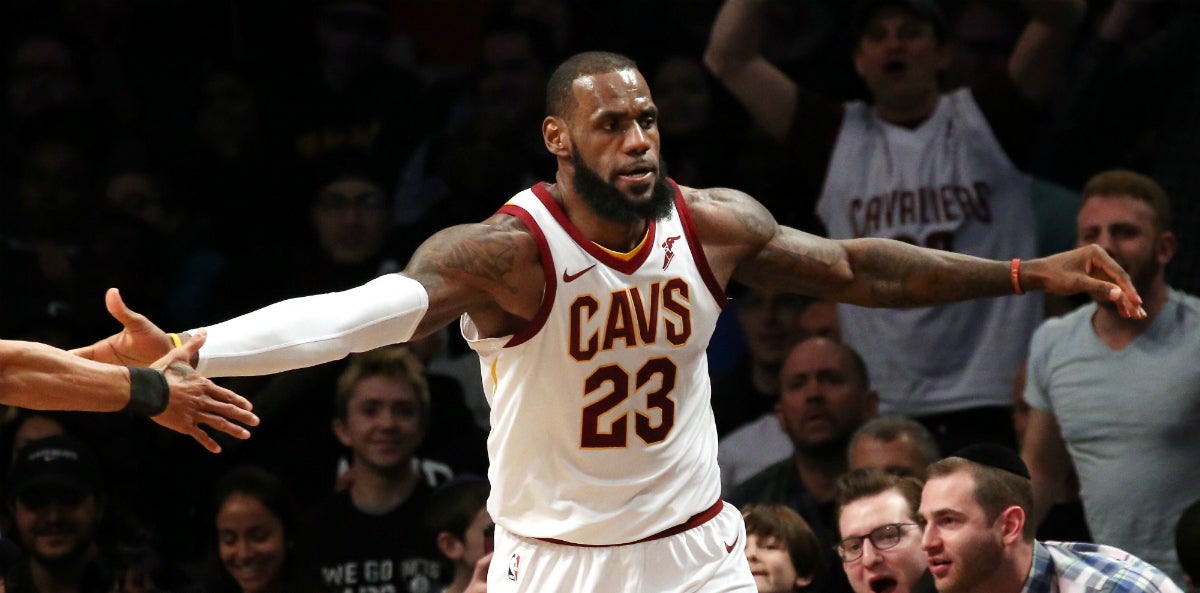 LeBron James bate un récord de Michael Jordan en la victoria de los Cavaliers ante los Pelicans LeBron James bate un récord de Michael Jordan en la victoria de los Cavaliers ante los Pelicans